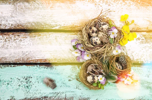 Decoración Pascua Con Huevos Flores Sobre Fondo Madera Estilo Vintage —  Fotos de Stock