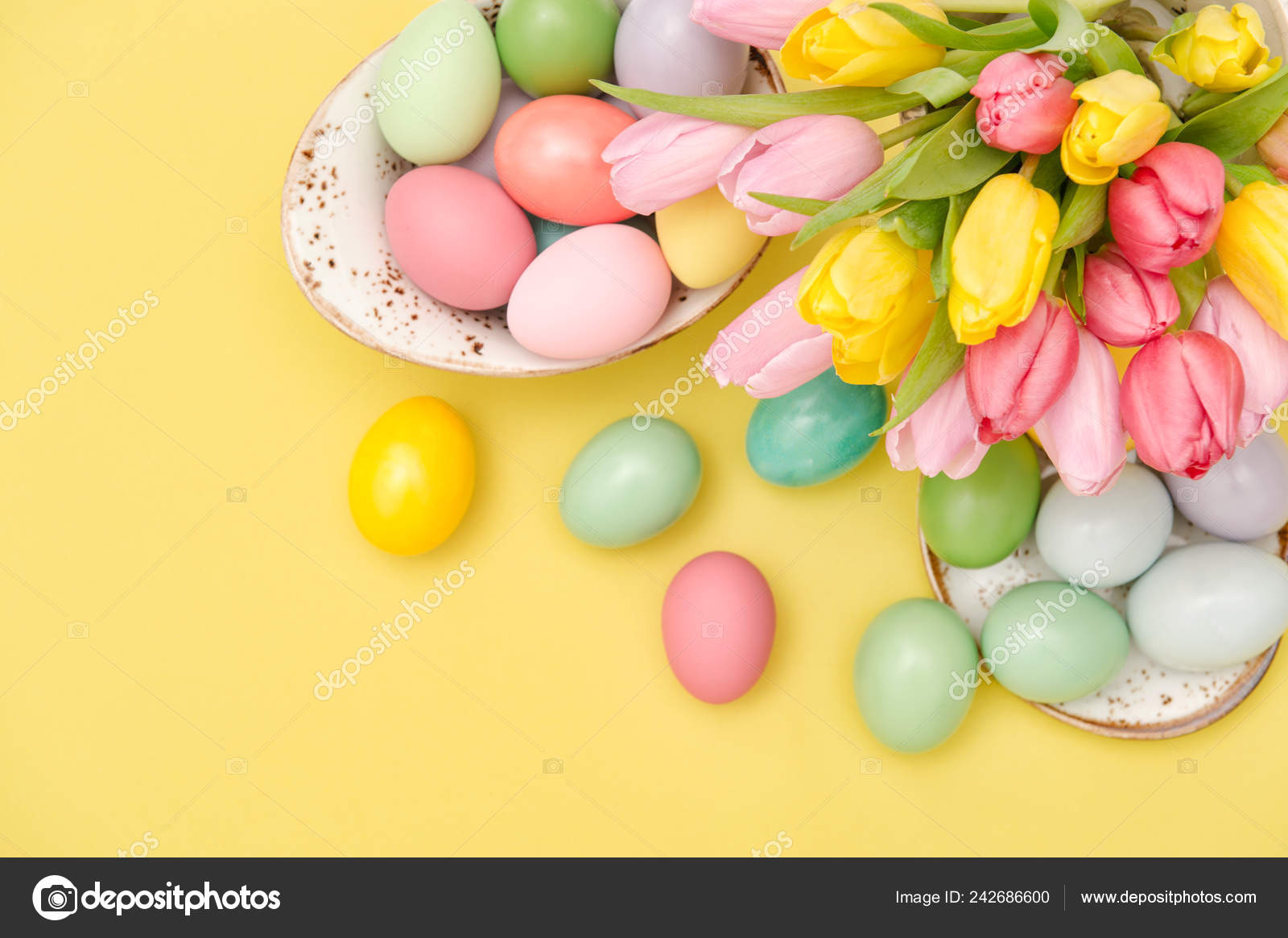 Decoration Oeufs Paques Fleurs Tulipe Couleur Pastel Sur Fond Jaune Photographie Liligraphie C 242686600