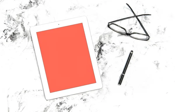 Digital Tabletpc Penna Och Glasögon Minimal Platt Lay Levande Korall — Stockfoto