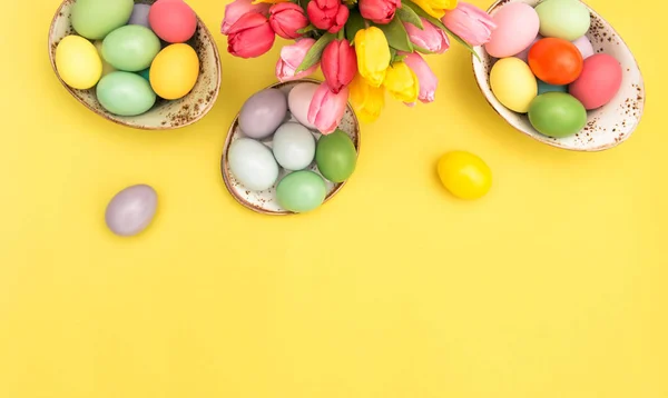 Huevos Pascua Decoración Con Flores Tulipán Rosa Sobre Fondo Amarillo — Foto de Stock