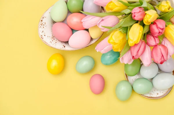 Ovos Páscoa Decoração Pastel Coloridas Flores Tulipa Fundo Amarelo — Fotografia de Stock