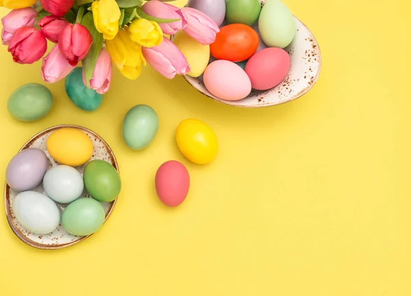 复活节彩蛋装饰与春天郁金香花在黄色背景 — 图库照片