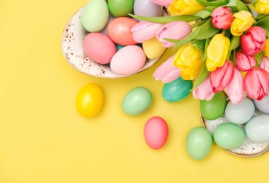 Pembe Lale çiçek ve Paskalya yumurta dekorasyon Sarı zemin üzerine