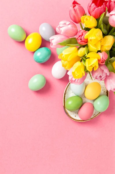 Farbige Ostereier Und Tulpenblumen Dekoration Auf Rosa Hintergrund — Stockfoto