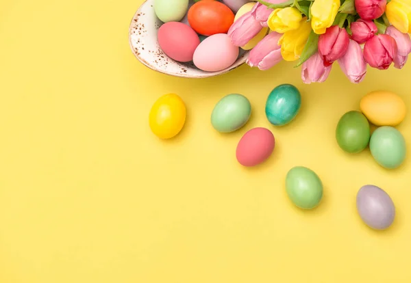 Oeufs Pâques Décoration Colorée Fleurs Tulipes Sur Fond Jaune — Photo