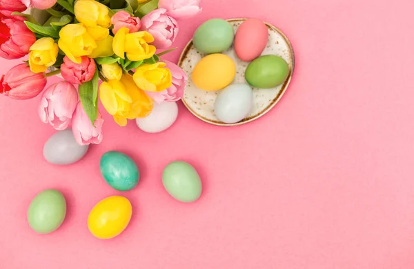 Ostereier Und Tulpenblumen Dekoration Auf Rosa Hintergrund — Stockfoto