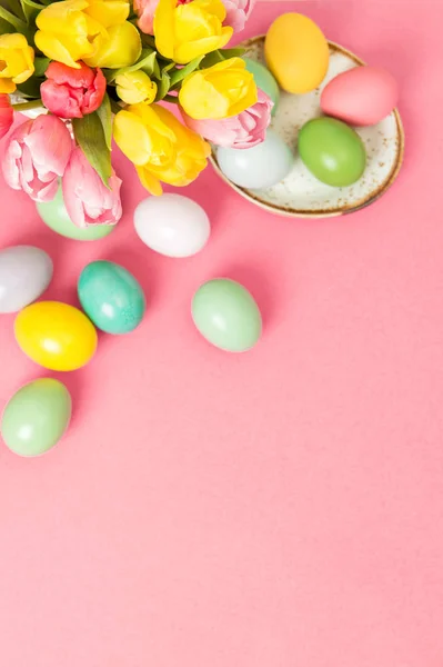 Ostereier Und Tulpenblüten Auf Rosa Hintergrund Festliche Dekoration — Stockfoto