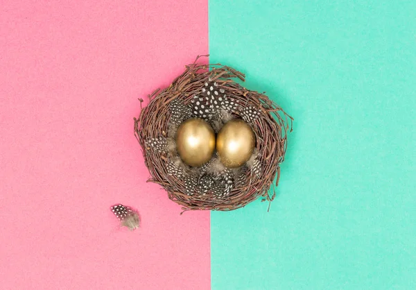 Oeufs Pâques Dorés Dans Les Oiseaux Nid Pose Plate Minimale — Photo