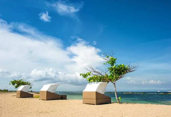Plaj Sandalyeleri Güzel Tropikal Kum Üzerinde Doğa Arka Plan — Stok fotoğraf