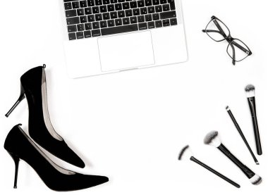 Defter, yüksek topuklu ayakkabılar, beyaz arka plan üzerinde kadınsı aksesuarları. Düz moda blogger sosyal medya için lay