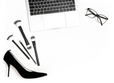 Düz moda blogger sosyal medya için yatıyordu. Defter ve beyaz arka plan üzerinde kadınsı aksesuarları