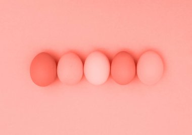 Paskalya mercan kırmızı zemin üzerine yumurta. Renkli tatil afiş