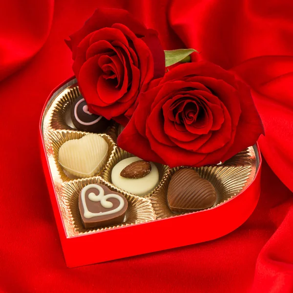 Red Roses Delicious Chocolate Pralines Golden Heart Shape Gift Box — Stock Photo, Image