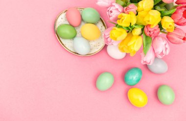 Paskalya yumurta tulip çiçek dekorasyon pembe arka plan bahar