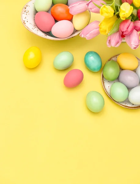 Oeufs de Pâques décoration printemps tulipes fleurs fond jaune — Photo