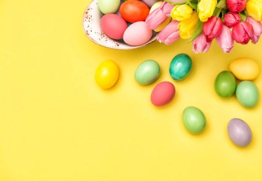 Paskalya yumurta tulip çiçek dekorasyon sarı arka plan