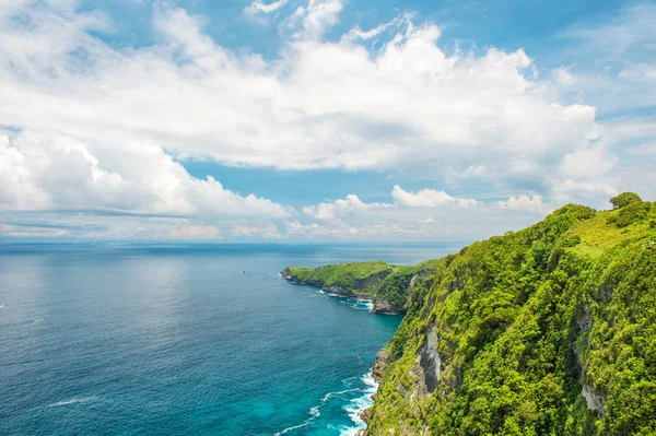 Ocean stenar turkos blå havet Nusa Penida Island Bali — Stockfoto