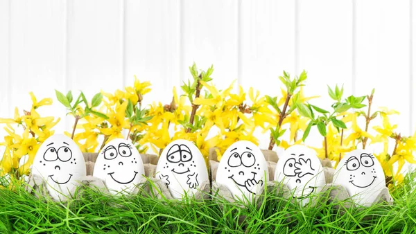 Huevos de Pascua flores decoración hierba verde — Foto de Stock
