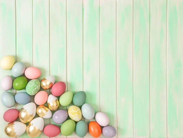 Huevos de Pascua de colores sobre fondo de madera verde — Foto de Stock