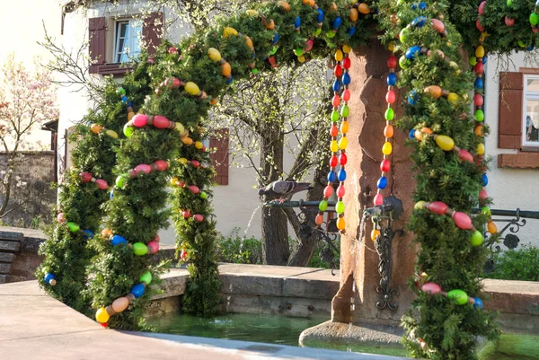 Decorazione uova di Pasqua fontana tedesca Osterbrunnen — Foto Stock