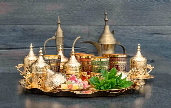 Mesa de centro de té oriental tazas de oro delicias menta Ramadán — Foto de Stock