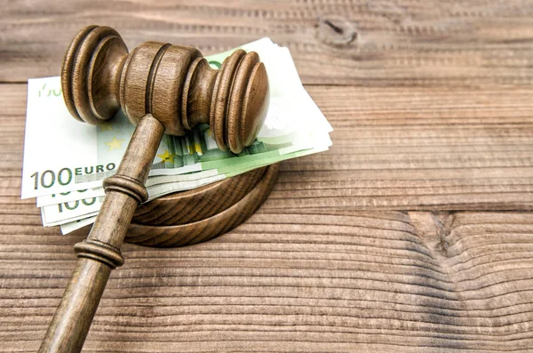 Auctioneer çekiç Yargıçlar euro banknotlar gavel — Stok fotoğraf