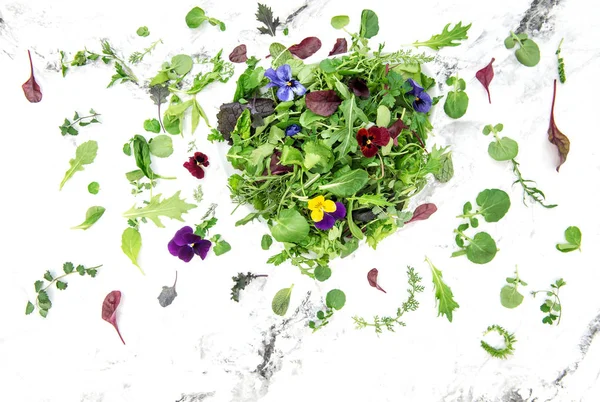 Salata otlar çiçekler Gıda arka plan bırakır — Stok fotoğraf