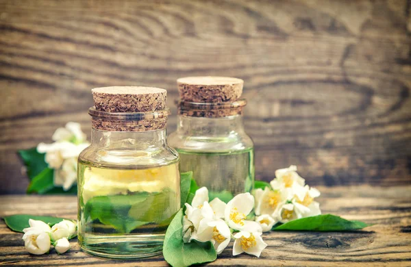 Massage olie verse jasmijn bloemen Vintage toned — Stockfoto