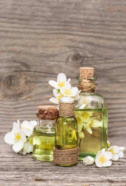 Jasmijn massage olie fles verse bloemen decoratie — Stockfoto