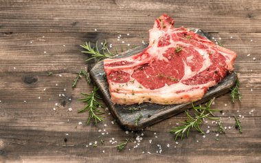 Çiğ dana eti otlar baharatlar ahşap arka plan