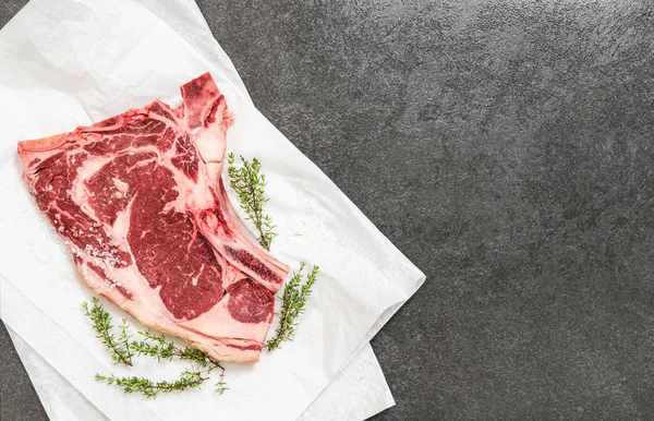 Çiğ dana eti otlar baharatlar Gıda arka plan