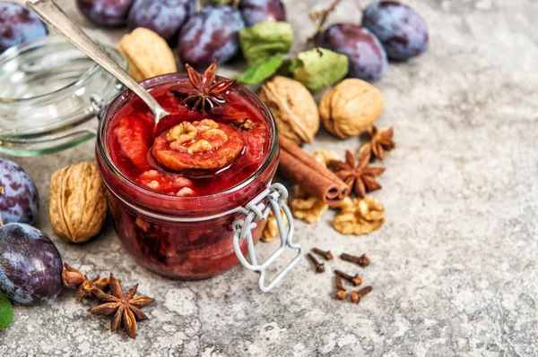 Pruimen marmelade walnoten specerijen fruit jam behoud van glas — Stockfoto