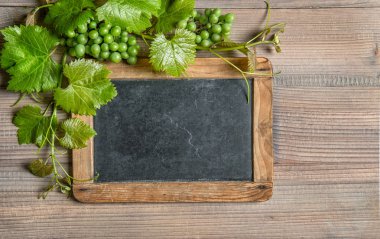 Ahşap çerçeve üzüm yeşil asma yaprakları dekorasyon