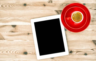 Dijital tablet siyah ekran kırmızı fincan kahve Düz yatıyordu