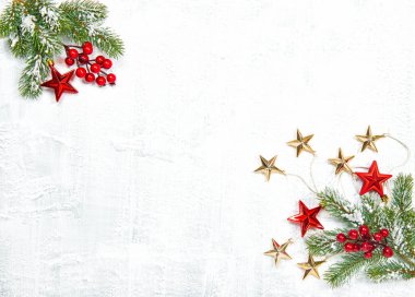 Noel dekorasyon çam ağacı dalları beyaz arka plan