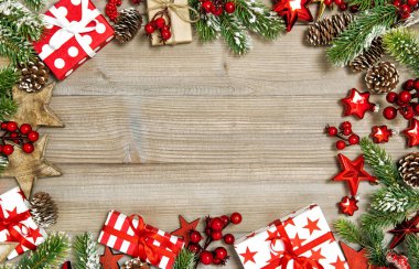 Noel ağacı dalları hediye kutuları kırmızı dekorasyon vintage