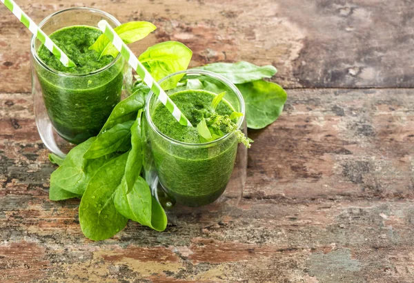 Smoothie Drick färsk grön spenat lämnar hälsosam mat detox — Stockfoto