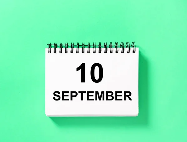 Calendrier date du livre vert menthe fond 10 Septembre — Photo