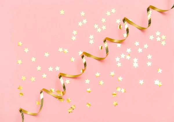 Gyllene konfetti Serpentine rosa färg platt låg bakgrund — Stockfoto