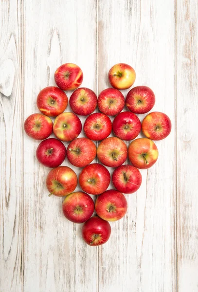 Jabłka drewniane tło miłość serce — Zdjęcie stockowe