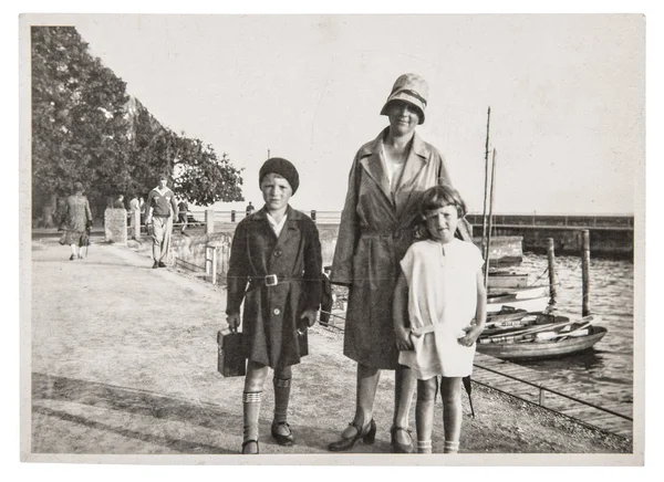 Vieja foto madre niños en el mar Vintage imagen —  Fotos de Stock