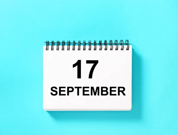 Ημερολόγιο βιβλίο ημερομηνία μπλε φόντο 17 Σεπτεμβρίου ημερολόγιο σελίδα — Φωτογραφία Αρχείου
