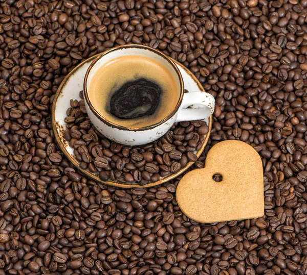 Tasse Kaffee Herz Kuchen Liebe Konzept Bohnen Hintergrund — Stockfoto