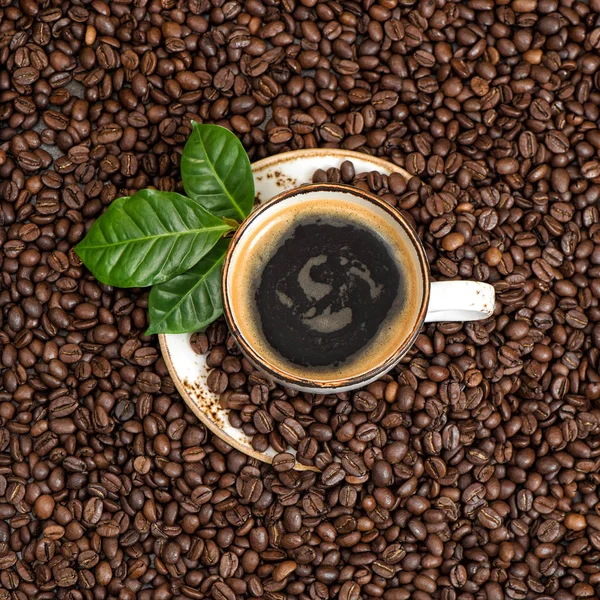 カップコーヒーハートケーキ愛のコンセプト豆の背景 — ストック写真