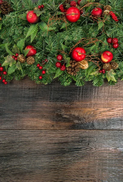 Різдвяні прикраси червоні прикраси темний дерев'яний фон — стокове фото