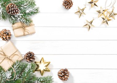 Noel ağacı hediyeleri beyaz arkaplanı süslüyor