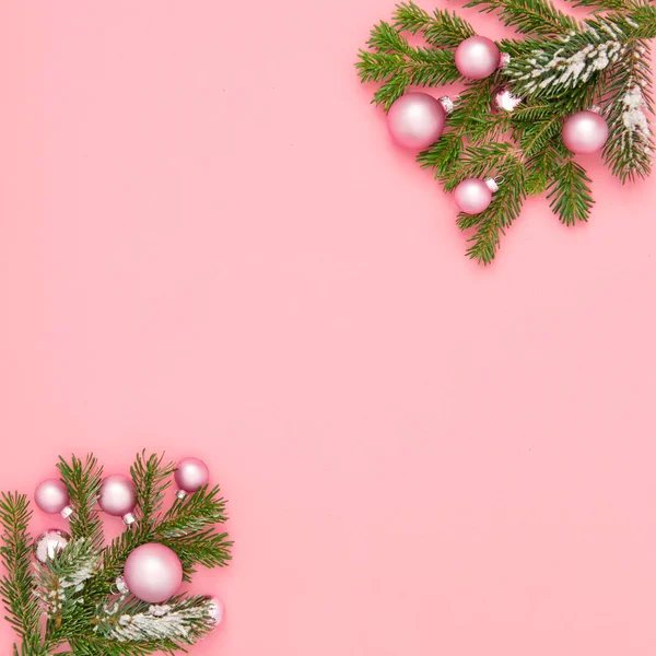 분홍색 사각형 배경으로 장식된 크리스마스 장식 — 스톡 사진