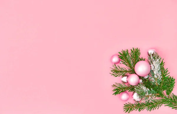 Ornamenti di Natale rosa decorazioni rami di pino — Foto Stock