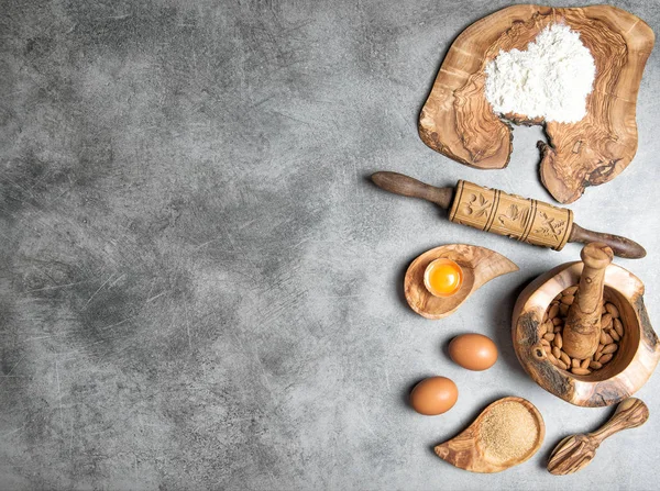 Деревянная посуда кухонный стол Ингредиенты тесто — стоковое фото