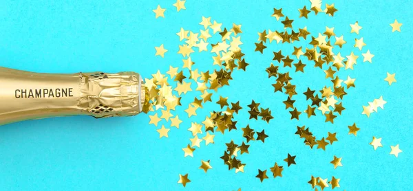 Champanhe Com Confete Dourado Sobre Fundo Cor Azul Decoração Festa — Fotografia de Stock